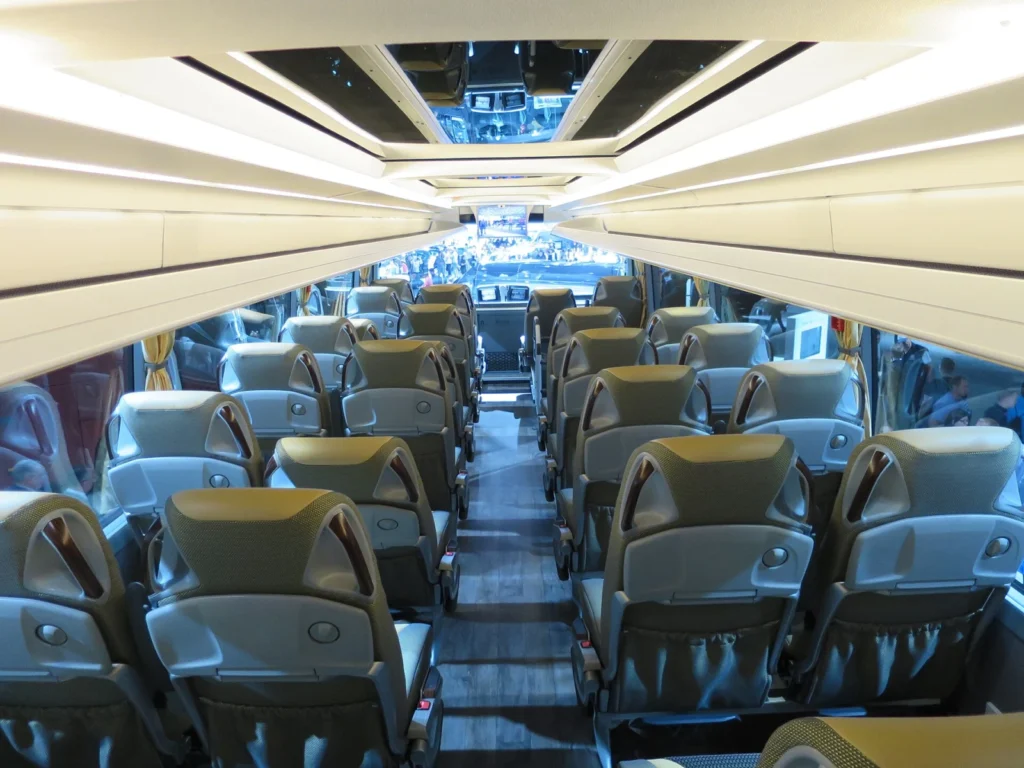 Intérieur de l’autocar Setra, allée centrale et sièges passagers