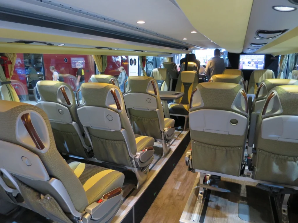 Intérieur de l’autocar Setra, rangées de sièges confortables
