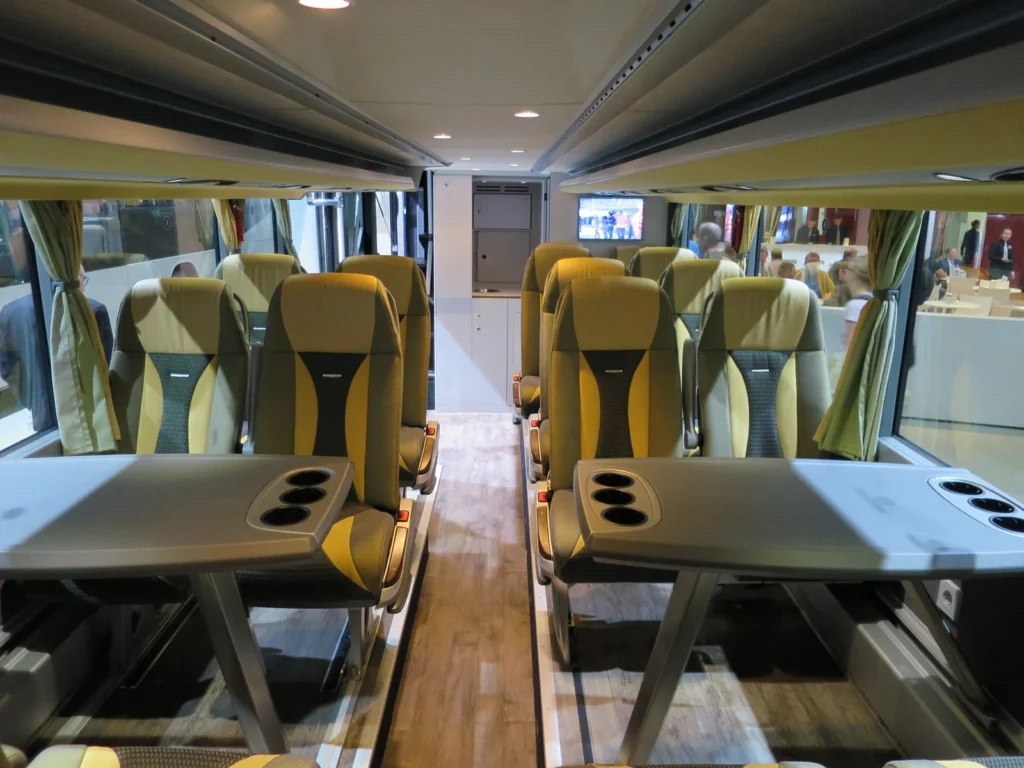 Intérieur de l’autocar Setra, sièges face à face avec tablettes