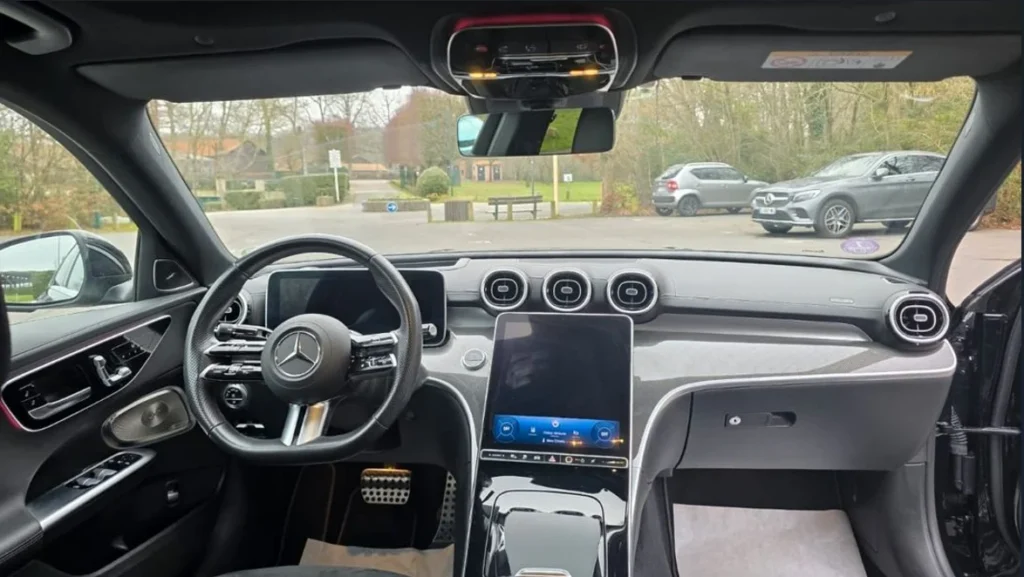 Intérieur de la Mercedes-Benz Classe C : poste de conduite, volant et écran central