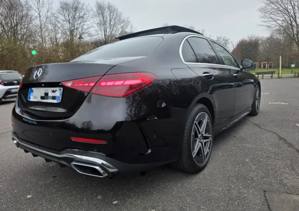 Mercedes-Benz Classe C noire, vue extérieure de l’arrière, berline avec chauffeur