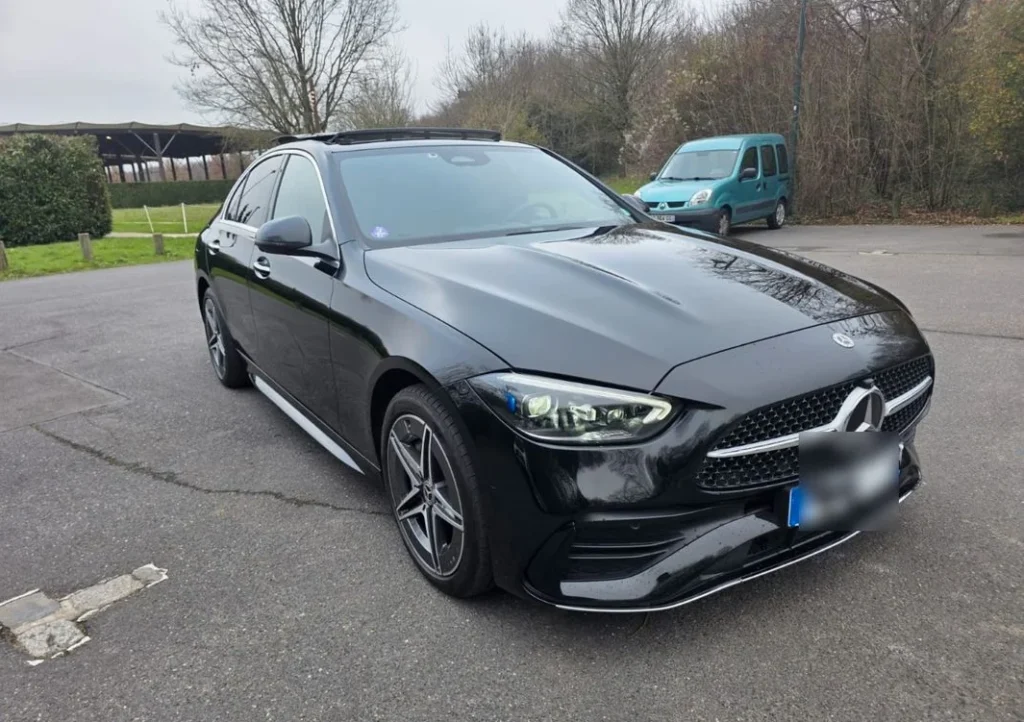 Mercedes-Benz Classe C noire, vue extérieure de l’avant, berline avec chauffeur