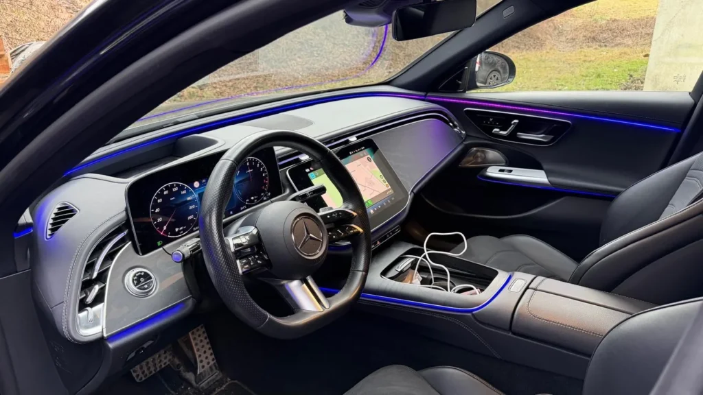 Poste de conduite de la Mercedes-Benz Classe E avec éclairage d’ambiance