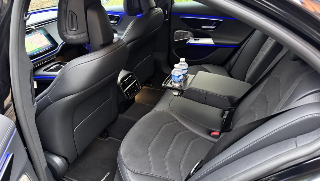 Places arrière de la Mercedes-Benz Classe E avec bouteilles d’eau offertes