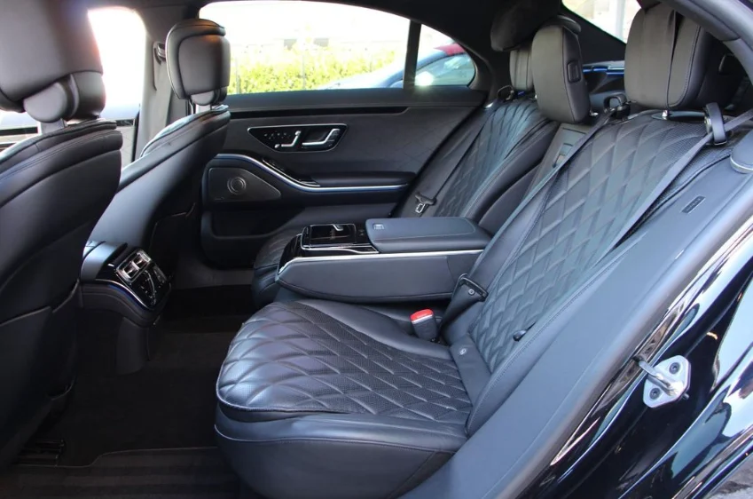 Intérieur de la Mercedes-Benz Classe S : banquette arrière en cuir avec accoudoir central