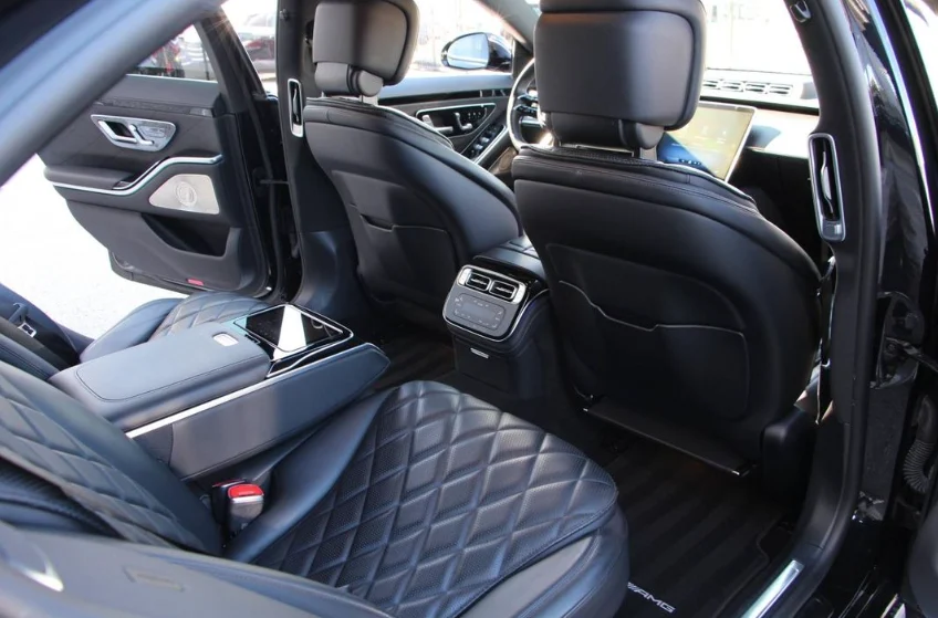 Intérieur de la Mercedes-Benz Classe S : places arrière des passagers, grand confort