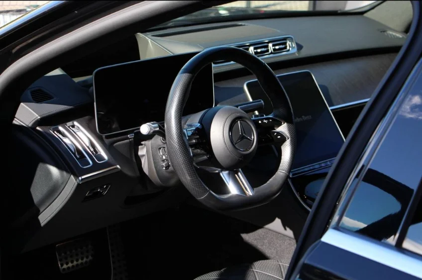 Intérieur de la Mercedes-Benz Classe S : poste de conduite, volant et écrans numériques