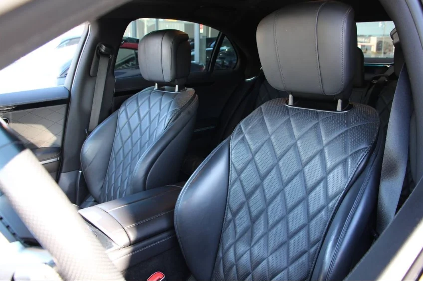 Intérieur de la Mercedes-Benz Classe S : sièges avant en cuir matelassé