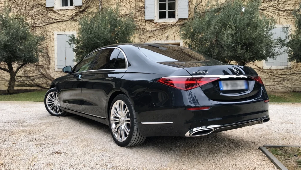 Mercedes-Benz Classe S noire, vue extérieure de l’arrière, berline de prestige avec chauffeur