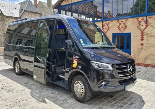 Minibus Mercedes-Benz Sprinter noir avec porte coulissante ouverte et marche d’accès