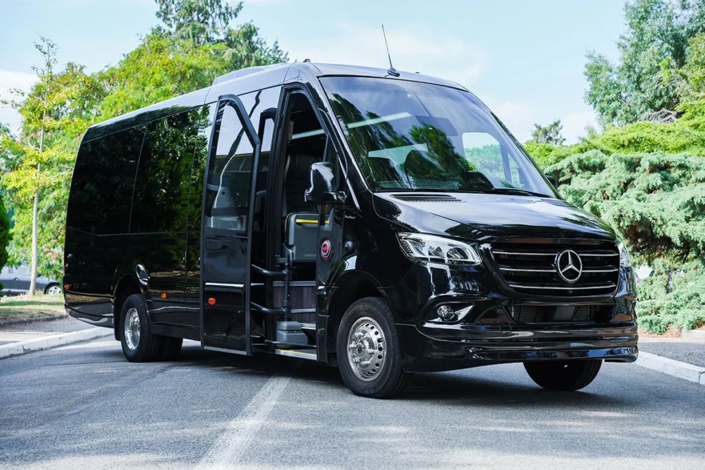 Minibus Mercedes-Benz Sprinter noir, vue avant, porte coulissante ouverte