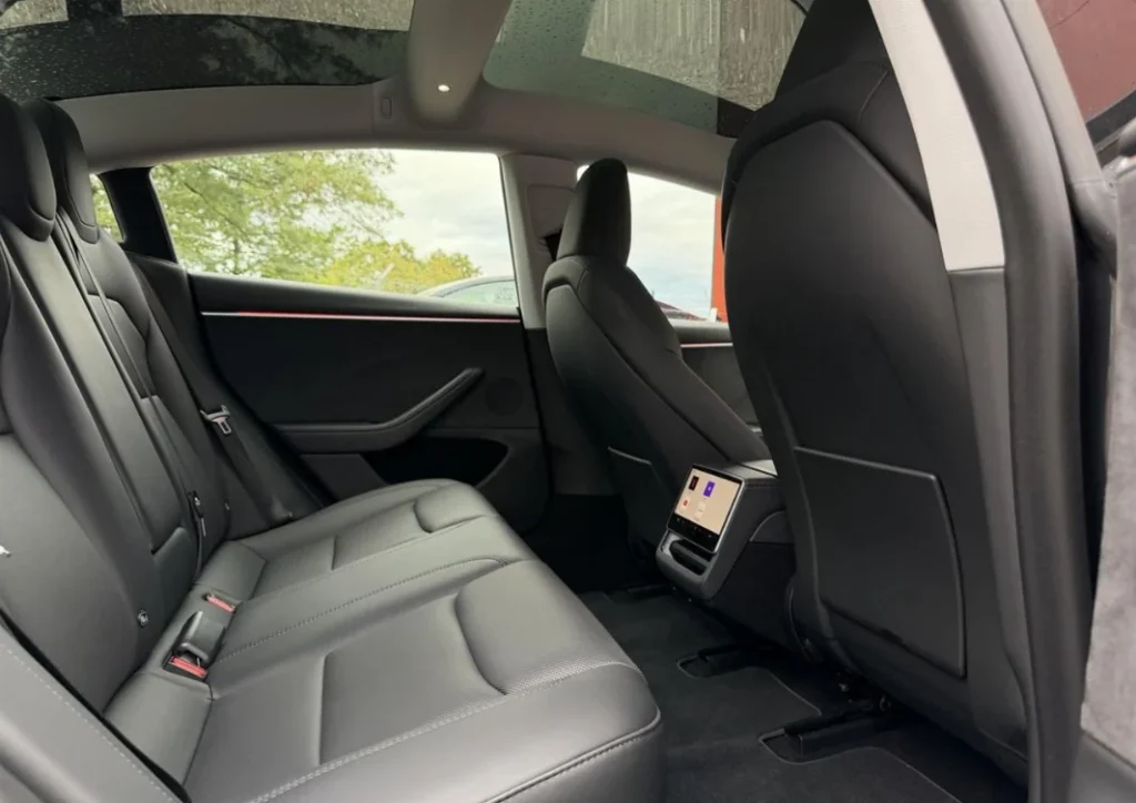 Banquette arrière en cuir noir de la Tesla Model 3 et toit vitré