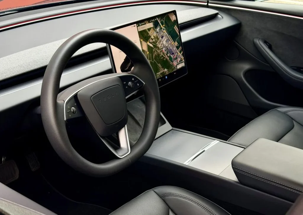 Poste de conduite de la Tesla Model 3 avec volant et écran central