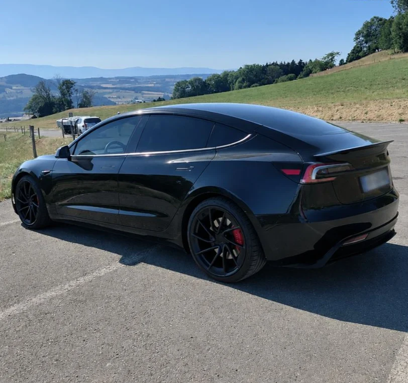 Tesla Model 3 noire vue de trois quarts arrière, chauffeur privé électrique