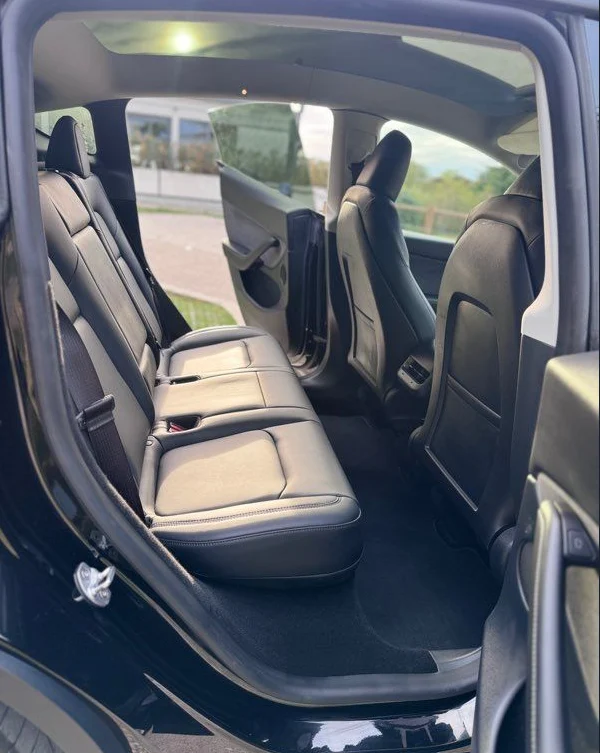 Banquette arrière en cuir noir de la Tesla Model Y et toit vitré