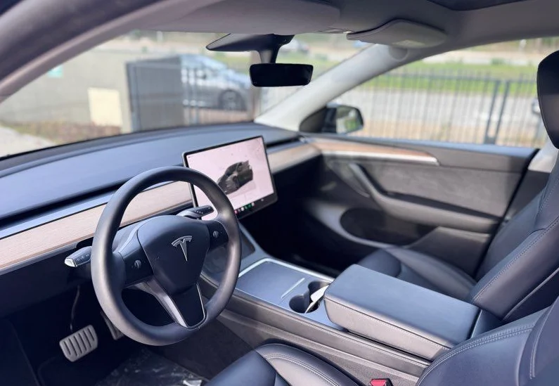 Poste de conduite de la Tesla Model Y avec écran central et volant