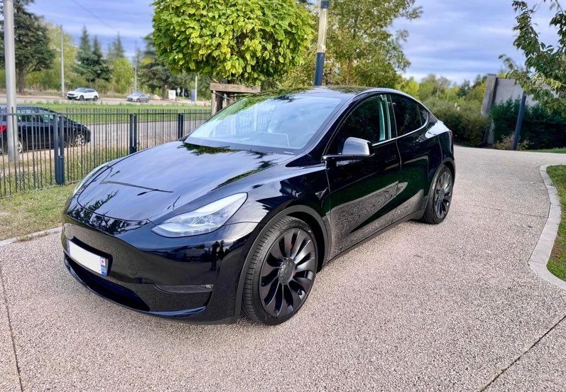 Tesla Model Y noire vue de trois quarts avant, chauffeur privé électrique