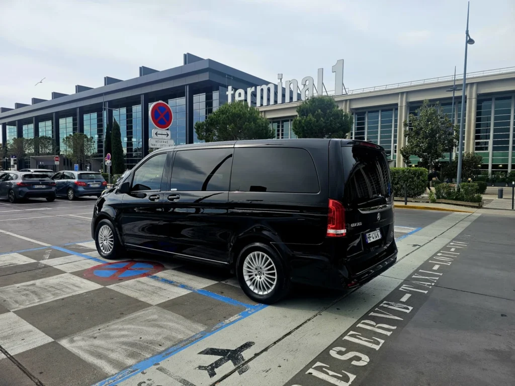 Van Mercedes-Benz EQV 300 noir devant le terminal 1 de l’aéroport Marseille-Provence