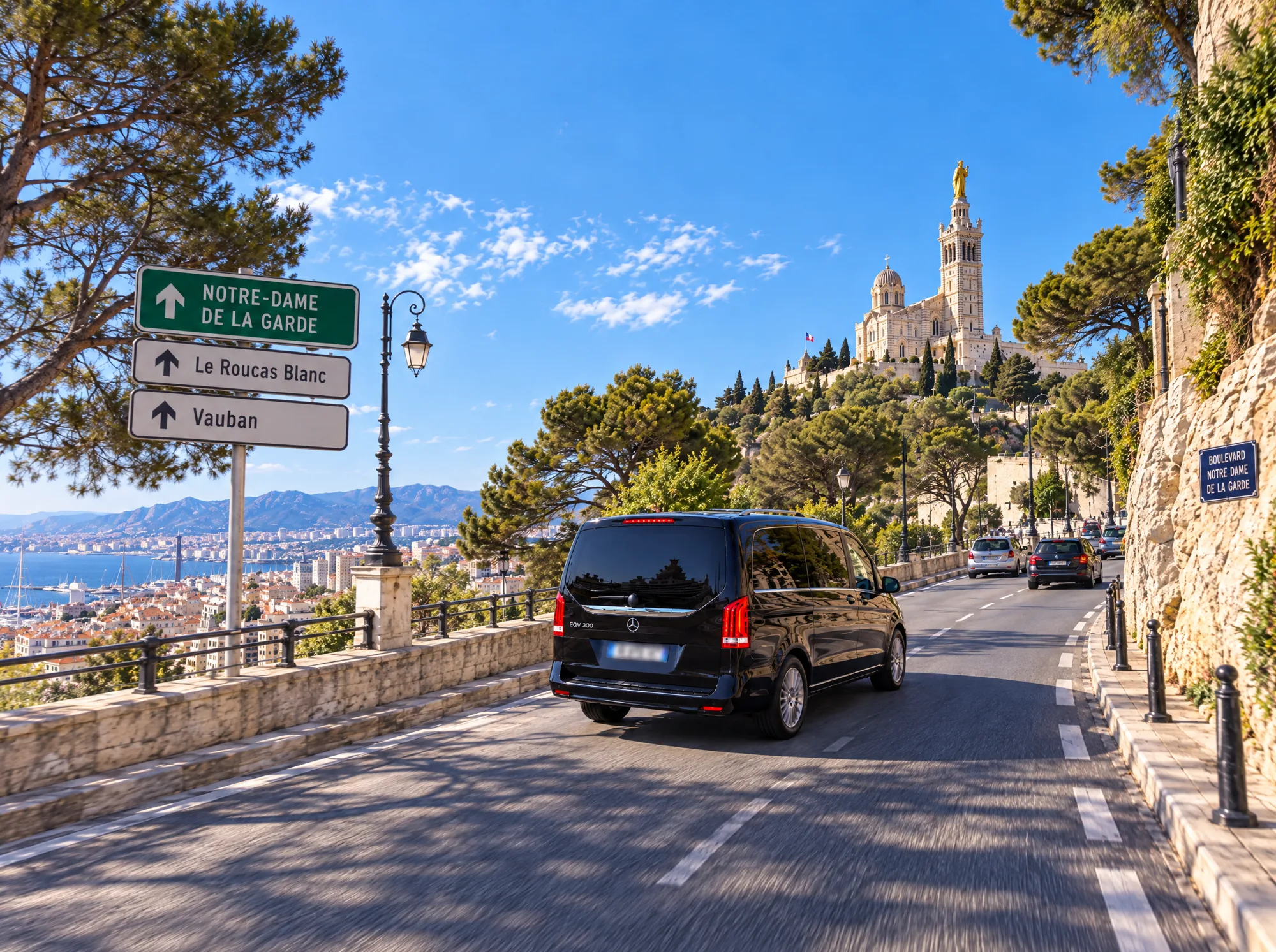 Van Mercedes noir roulant sur le boulevard Notre-Dame de la Garde à Marseille, circuit touristique avec chauffeur privé