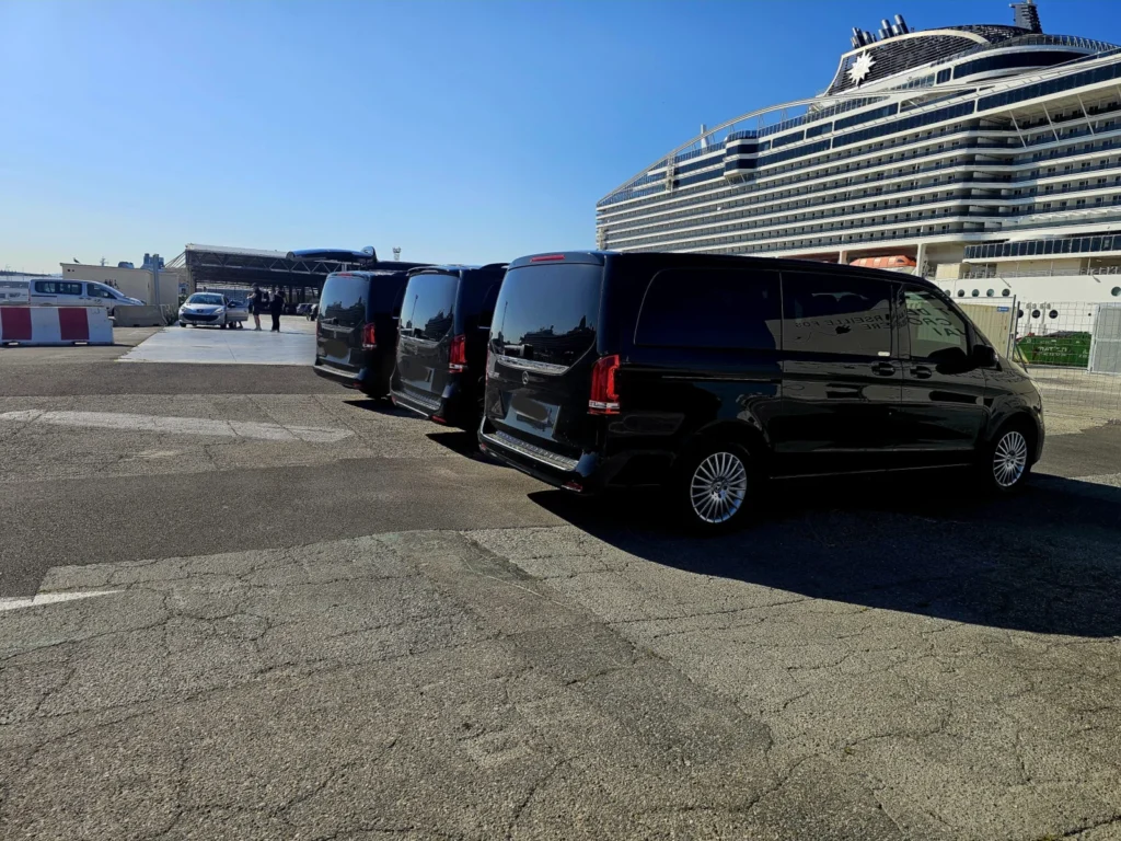 Vans Mercedes-Benz noirs au terminal croisière du port de Marseille, devant un paquebot